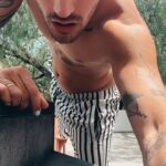 Ricky Montaner Instagram - Si han hecho el trend más de 300mil veces.. quién coño es uno pa no hacerlo?.. aparte con lo bien que bailo… 🤯 @fmk.oficial @tiagopzk