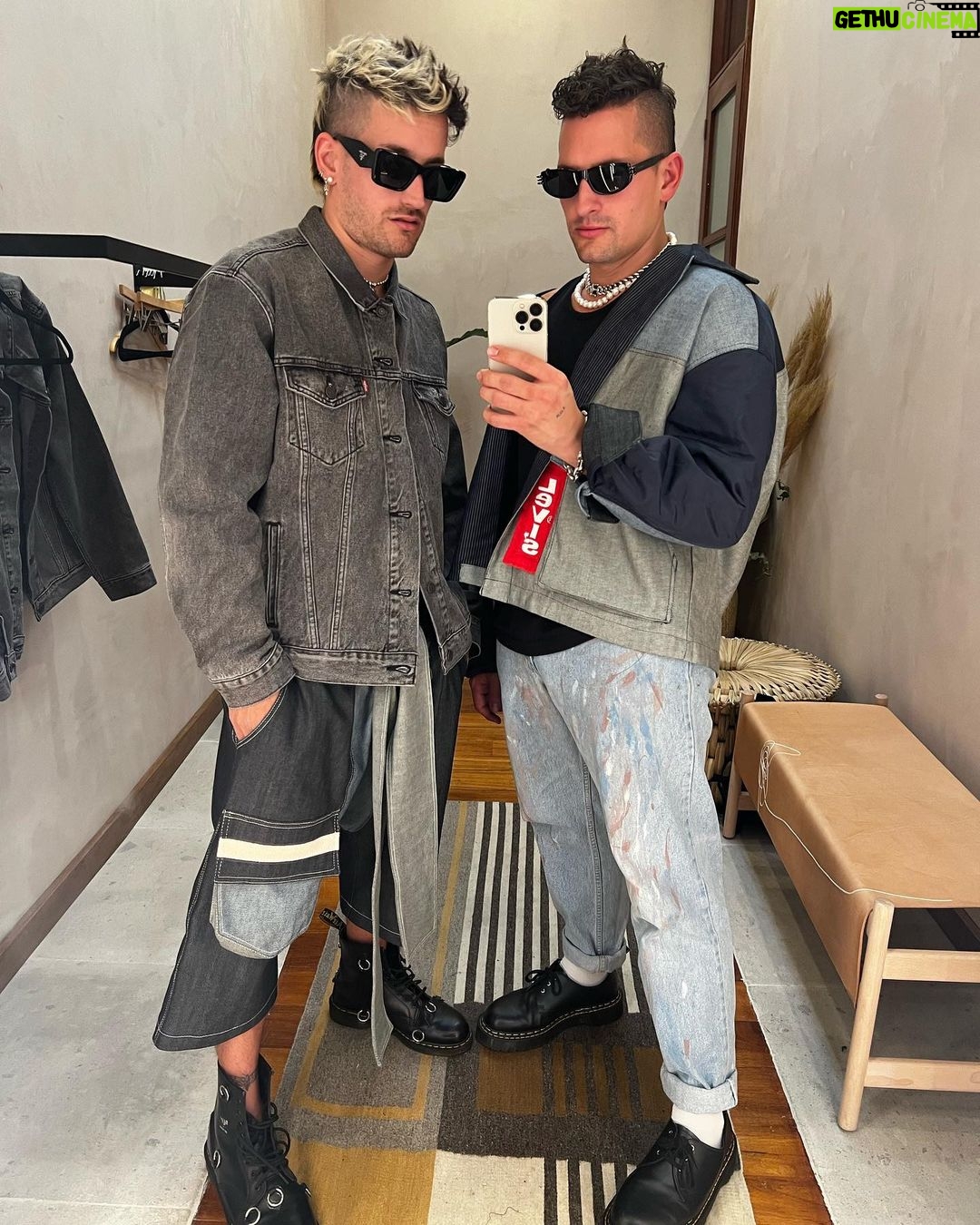 Ricky Montaner Instagram - Una foto de mi hermano y yo.