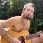 Ricky Montaner Instagram - Amo esta canción. Hoy no me siento del todo bien…pero que alivio conseguir refugio en la música. Los amooo!