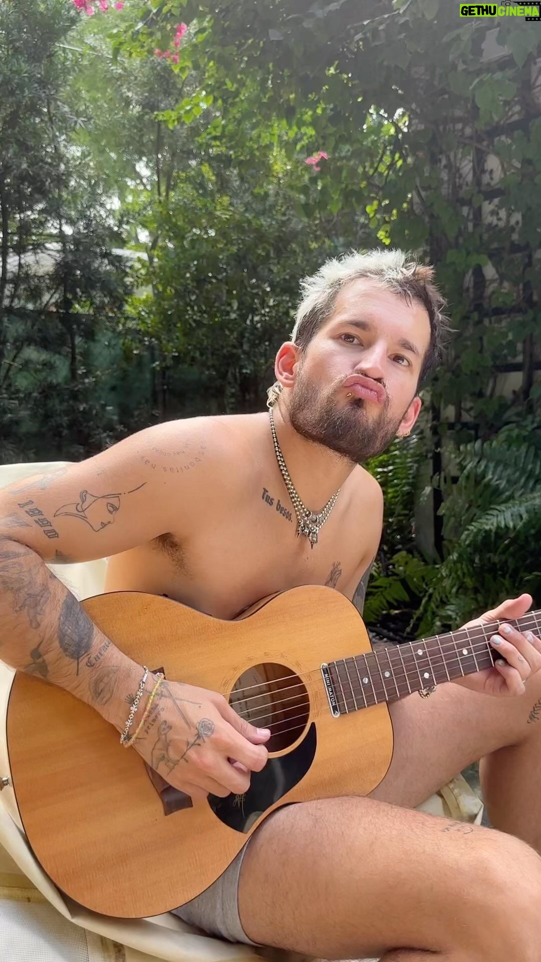 Ricky Montaner Instagram - Amo esta canción. Hoy no me siento del todo bien…pero que alivio conseguir refugio en la música. Los amooo!