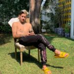 Ricky Montaner Instagram - Aprendí algo nuevo recientemente… la pintura de uñas dura más en los pies q en las manos.