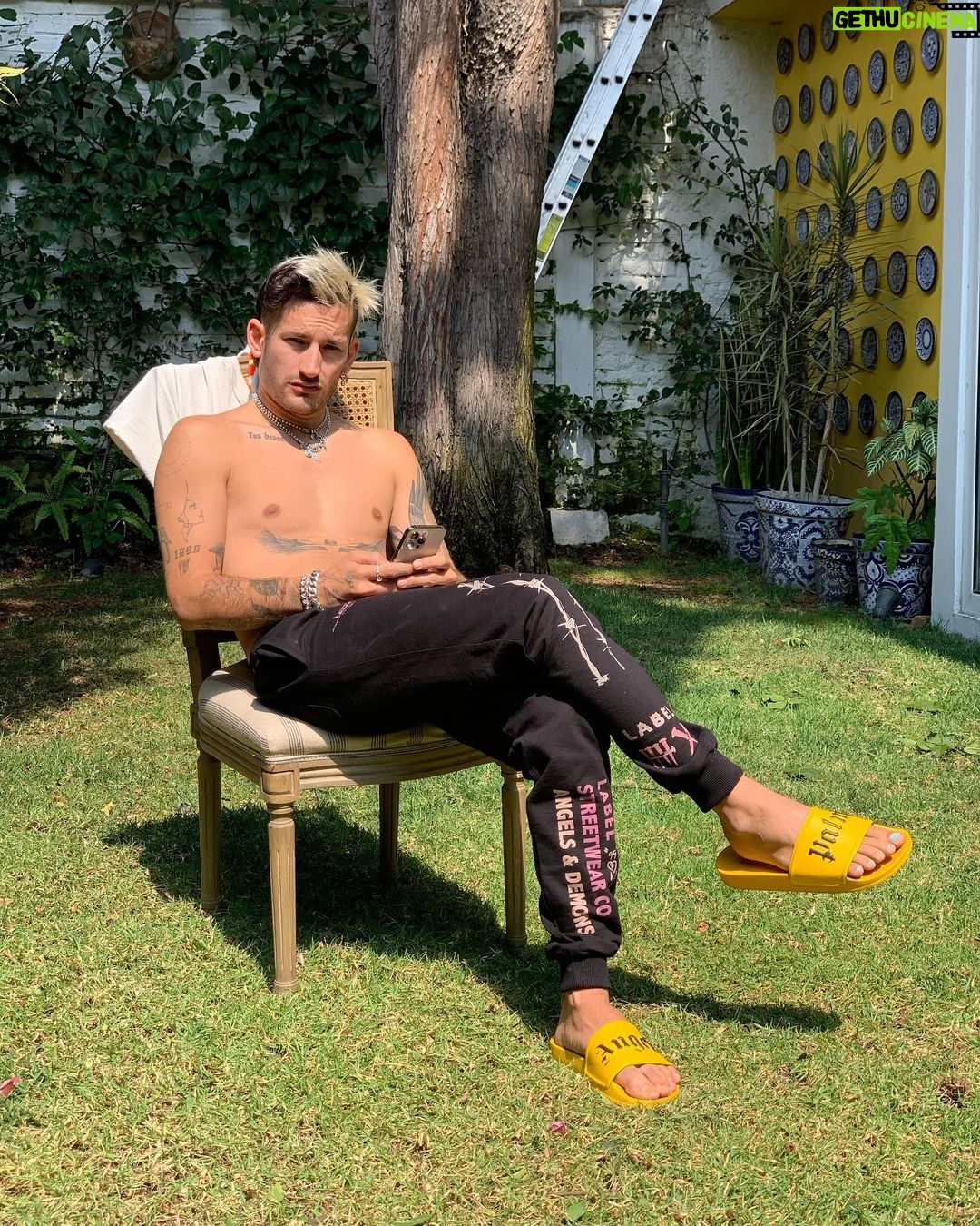 Ricky Montaner Instagram - Aprendí algo nuevo recientemente… la pintura de uñas dura más en los pies q en las manos.