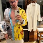 Ricky Montaner Instagram - Anticipo los comentarios sobre mi pantalón arrugado y tarareo mi canción favorita… 🎶q haya pasado un año y no me extrañes todavía….