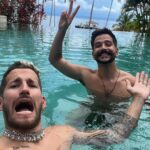 Ricky Montaner Instagram - Aquí estoy en el cuarto de hotel de Mendoza antes de salir al lugar que dará inicio a la gira Desgenerados.. acabo de pasar una semana en familia con la gente que más amo en el mundo para recargarnos de energía para darlo todo empezando hoy. Aquí un par de fotos.. no usé mucho el cel.. me faltaron muchas.. pero bueno.. Gracias a cada una de las personas que vendrán a vernos en esta gira que empieza hoy en Mendoza y no se cuando termina… tenemos muchos años soñando con ustedes. Graciassssss x venir!!! 👌🏻👌🏻👌🏻👌🏻