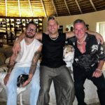Ricky Montaner Instagram - Aquí estoy en el cuarto de hotel de Mendoza antes de salir al lugar que dará inicio a la gira Desgenerados.. acabo de pasar una semana en familia con la gente que más amo en el mundo para recargarnos de energía para darlo todo empezando hoy. Aquí un par de fotos.. no usé mucho el cel.. me faltaron muchas.. pero bueno.. Gracias a cada una de las personas que vendrán a vernos en esta gira que empieza hoy en Mendoza y no se cuando termina… tenemos muchos años soñando con ustedes. Graciassssss x venir!!! 👌🏻👌🏻👌🏻👌🏻