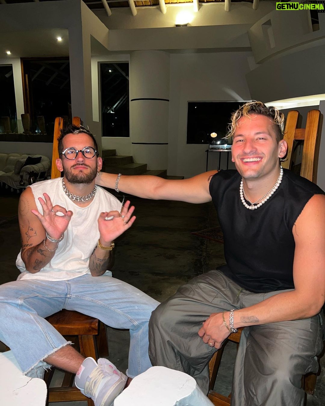 Ricky Montaner Instagram - Feliz cumple Mau!!!!! Nos pusimos la misma camisa en blanco y en negro.. sin planearlo. La pusimos en la maleta y viajamos.. así de conectados.. mi mejor amigo. 🎂🎂🎂👌🏻👌🏻👌🏻