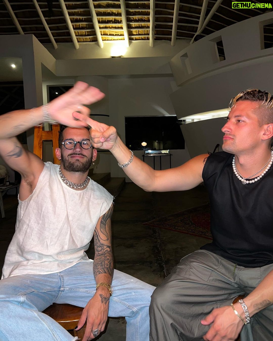 Ricky Montaner Instagram - Feliz cumple Mau!!!!! Nos pusimos la misma camisa en blanco y en negro.. sin planearlo. La pusimos en la maleta y viajamos.. así de conectados.. mi mejor amigo. 🎂🎂🎂👌🏻👌🏻👌🏻