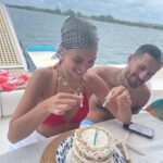 Ricky Montaner Instagram - ❤️❤️❤️❤️❤️❤️❤️❤️❤️ ahora si. Bye bye 27. GRACIAS mi Dios por tantoooo!!!!! @boating.miami dándonos un día más que especial. celebrando en familia, en amigos. Festejando la vida. No nos damos cuenta a veces la cantidad de milagros que vivimos día a día.. soy cada vez más consciente. Y lo agradezco. Párrafo aparte para mi esposo. Te amo por hacerme el fin de semana tan increíble y hermoso. Soy una afortunada. Mi amor por vos es hasta la eternidaD. Infinito. X siempre. Cada detalle es más y más espectacular. Gracias a todos los que son parte. Mañana sale post sentimental, lo advierto. Me puse a escribir. Hay cosas que no cambian. Miami, Florida