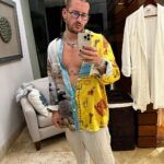 Ricky Montaner Instagram - Anticipo los comentarios sobre mi pantalón arrugado y tarareo mi canción favorita… 🎶q haya pasado un año y no me extrañes todavía….