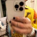Ricky Montaner Instagram - Anticipo los comentarios sobre mi pantalón arrugado y tarareo mi canción favorita… 🎶q haya pasado un año y no me extrañes todavía….