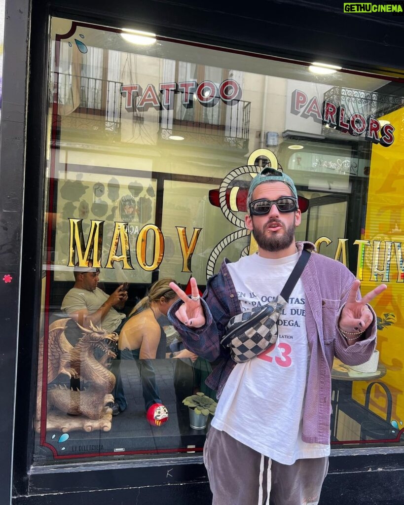 Ricky Montaner Instagram - Llegué a Madrid 🇪🇸🇪🇸 cuánto jamón se puede comer en una semana??? ✌🏼( - _ - )✌🏼