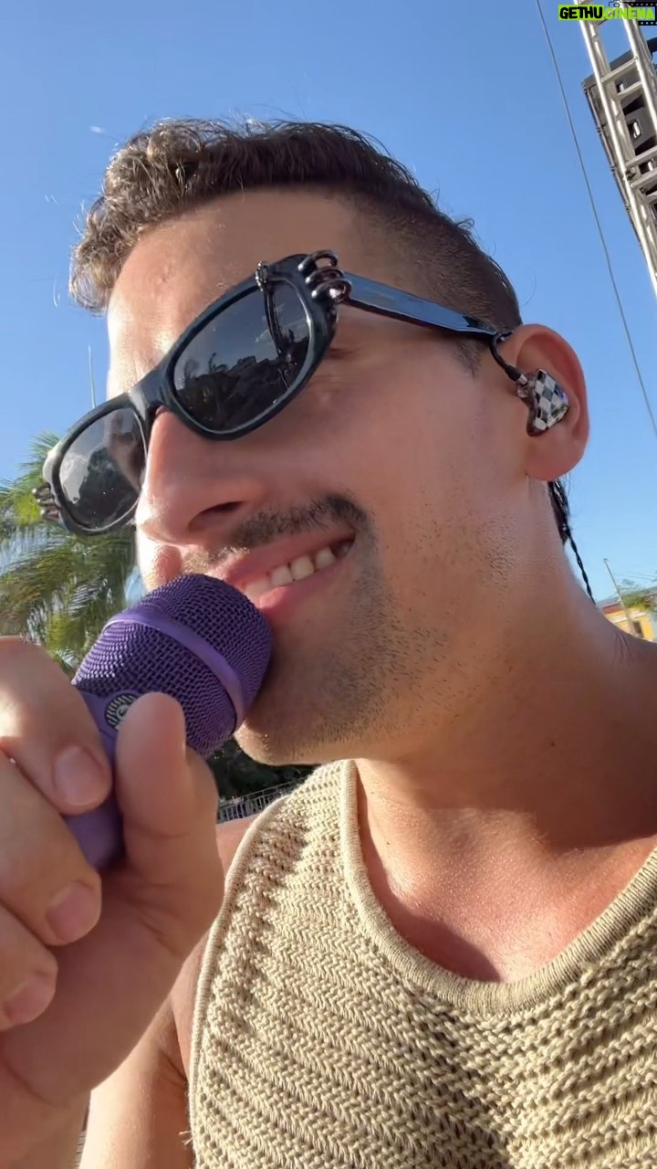 Ricky Montaner Instagram - Soundcheck del otro d铆a cantando #Miami en progreso. Amo esta canci贸n! 馃尨 ya la dedicaron?