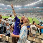 Ricky Montaner Instagram - SOMOS CAMPEONES DEL MUNDO🇦🇷🇦🇷😭😭 SIEMPRE LO SENTÍ EN MI CORAZÓN. SIEMPRE. Y me vine a alentar a este equipo que nos dio todo y más!!!! Nunca dudé. Nos dio la alegría mas grande para un país como el nuestro en mucho tiempo. NO CAIGO🥹 Gracias mi amor por estar acá. Esto es algo que no me voy a olvidar nunca más en mi vida y tuvimos el privilegio de presenciarlo. GRACIAS SELECCIÓN!!! Estoy muy emocionada. Pienso en todo el pueblo argentino y en lo mucho que necesitábamos esto. 18/12/2022 🇦🇷🙏🏻⚽️ Doha