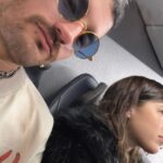 Ricky Montaner Instagram - LAS VEGAS 😏😌 — 1 encontré unos espejitos así circulares y me tomé una foto sexy. 🪩 2 yendo a LV en el 36B 😅 3 otra foto sexy, esta vez en un espejo rectangular 🪞 4 foto besando a una mami 😘 5 adele 🤯 6 aguilera 🤩 7 la vista del cuarto una locura😏 8 el parche.. como verán yo sigo distraído en mi cel viendo mi foto sexy individual en el mismo espejo.. este vídeo nos describe como grupo un poquito 😅💀 9 resulta que el baño tenía unos cepillos de dientes y tal, dorados, y yo fascinado..🏆 10 la llave de HC🗝️🗝️🗝️ Las Vegas, Nevada