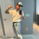 Ricky Montaner Instagram - LAS VEGAS 😏😌 — 1 encontré unos espejitos así circulares y me tomé una foto sexy. 🪩 2 yendo a LV en el 36B 😅 3 otra foto sexy, esta vez en un espejo rectangular 🪞 4 foto besando a una mami 😘 5 adele 🤯 6 aguilera 🤩 7 la vista del cuarto una locura😏 8 el parche.. como verán yo sigo distraído en mi cel viendo mi foto sexy individual en el mismo espejo.. este vídeo nos describe como grupo un poquito 😅💀 9 resulta que el baño tenía unos cepillos de dientes y tal, dorados, y yo fascinado..🏆 10 la llave de HC🗝️🗝️🗝️ Las Vegas, Nevada