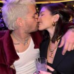 Ricky Montaner Instagram - LAS VEGAS 😏😌 — 1 encontré unos espejitos así circulares y me tomé una foto sexy. 🪩 2 yendo a LV en el 36B 😅 3 otra foto sexy, esta vez en un espejo rectangular 🪞 4 foto besando a una mami 😘 5 adele 🤯 6 aguilera 🤩 7 la vista del cuarto una locura😏 8 el parche.. como verán yo sigo distraído en mi cel viendo mi foto sexy individual en el mismo espejo.. este vídeo nos describe como grupo un poquito 😅💀 9 resulta que el baño tenía unos cepillos de dientes y tal, dorados, y yo fascinado..🏆 10 la llave de HC🗝️🗝️🗝️ Las Vegas, Nevada