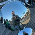 Ricky Montaner Instagram - LAS VEGAS 😏😌 — 1 encontré unos espejitos así circulares y me tomé una foto sexy. 🪩 2 yendo a LV en el 36B 😅 3 otra foto sexy, esta vez en un espejo rectangular 🪞 4 foto besando a una mami 😘 5 adele 🤯 6 aguilera 🤩 7 la vista del cuarto una locura😏 8 el parche.. como verán yo sigo distraído en mi cel viendo mi foto sexy individual en el mismo espejo.. este vídeo nos describe como grupo un poquito 😅💀 9 resulta que el baño tenía unos cepillos de dientes y tal, dorados, y yo fascinado..🏆 10 la llave de HC🗝️🗝️🗝️ Las Vegas, Nevada