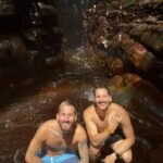 Ricky Montaner Instagram - Es difícil poner en palabras todo lo que tú significas para mí en un caption… pero estas fotos ayudan! Eres el tipo más generoso que conozco, el más talentoso y más apasionado. Haces que todos nos caguemos de la risa constantemente y eres como una especie de catapulta para todos los que te rodeamos. Tus 32, sin duda, creo que han sido de mis favoritos contigo… siento que vivimos cosas inmensas juntos.. desde nuestro regreso a Venezuela, verte desvivirte por Apolo, y Hotel Caracas! Etc…Ufff y lo mejor es que creo que los 33 van a estar aún más increíbles… todo en lo que te has estado partiendo el 🍑 finalmente va a salir!!! No entiendes lo orgulloso estoy de quien eres bro… el mejor tipo que conozco! Feliz cumple Rick