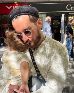 Ricky Montaner Instagram - Es difícil poner en palabras todo lo que tú significas para mí en un caption… pero estas fotos ayudan! Eres el tipo más generoso que conozco, el más talentoso y más apasionado. Haces que todos nos caguemos de la risa constantemente y eres como una especie de catapulta para todos los que te rodeamos. 

Tus 32, sin duda, creo que han sido de mis favoritos contigo… siento que vivimos cosas inmensas juntos.. desde nuestro regreso a Venezuela, verte desvivirte por Apolo, y Hotel Caracas! Etc…Ufff y lo mejor es que creo que los 33 van a estar aún más increíbles… todo en lo que te has estado partiendo el 🍑 finalmente va a salir!!! No entiendes lo orgulloso estoy de quien eres bro… el mejor tipo que conozco! Feliz cumple Rick