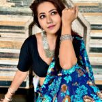 Ridheema Tiwari Instagram - Abhi Naa Jaao 🙏🏼 Jewellery : @itahdnura #sareelove #ridhiematiwari #namaste #mondaymood #sareeaddict #indianwoman Mumbai, Maharashtra
