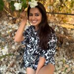 Ridheema Tiwari Instagram - My Weekend Flowerbed Ready with the Bougainville 🤍 Wearing : @howwhenwearclothing #flowerbed #ridhiematiwari Royal Palms Estate, Goregaon, Mumbai