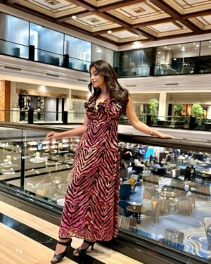 Ridheema Tiwari Instagram - The Days of Wine and Roses 🌹 

Wearing : @howwhenwearclothing 

#valentineweek #ridhiematiwari