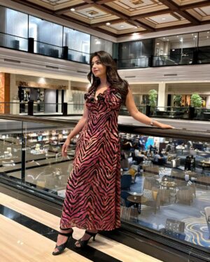 Ridheema Tiwari Instagram - The Days of Wine and Roses 🌹 

Wearing : @howwhenwearclothing 

#valentineweek #ridhiematiwari
