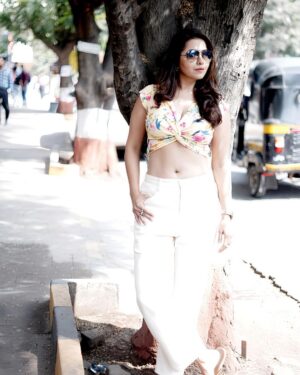 Ridheema Tiwari Instagram - Stuck to the tree to BLOOM BLOOM 🌼 

📸 : @mohd_shafiq_72_ 

#tuesdaymotivation #ridhiematiwari