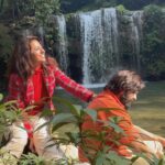 Ridheema Tiwari Instagram - Feasting under the Open SKY #baraatifalls with @jaskaransinghgandhi @suresh_loveswilderness @thegoldentusk What a day this was 🥰 #trendingreels #picnicreels #ridhiemareelsit #intothenature Barati row Fall