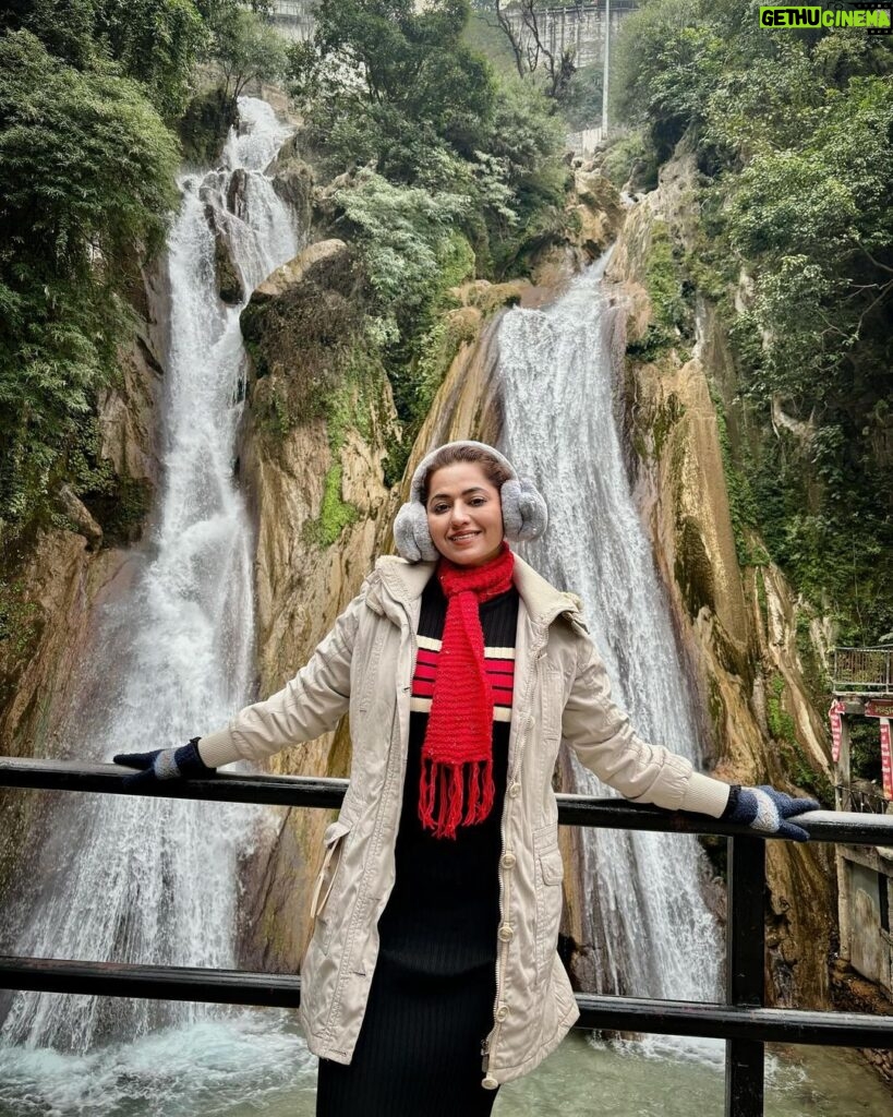 Ridheema Tiwari Instagram - “Tripping on skies, sipping on waterfalls.” #kemptyfalls #mussorie #vacay #mussoriediaries #ridhiematiwari Kempty Falls