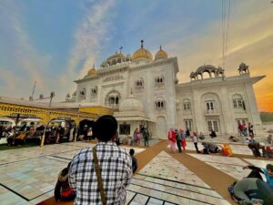 Ridheema Tiwari Instagram - Ek tera Sahara 🙏🏼 #sundayblessings #banglasahib #blessedlife #godisgood Gurdwara Bangla Sahib, New Delhi