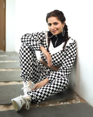 Ridheema Tiwari Instagram - Mast mei Rehne ka 🙌

Stylist : @instylewithaditi 
Outfit : @bereziasm 
Jewellery :  @the_jewel_gallery 
📸 : @kunal_mohite_photography 
💄: @shivani_makeup_and_hairstylist 
Hair : @makeuphair_by_surekhas 
Location : @blanco_bandra 

#weekendmood #eotd #ridhiematiwari #explore #indianactor