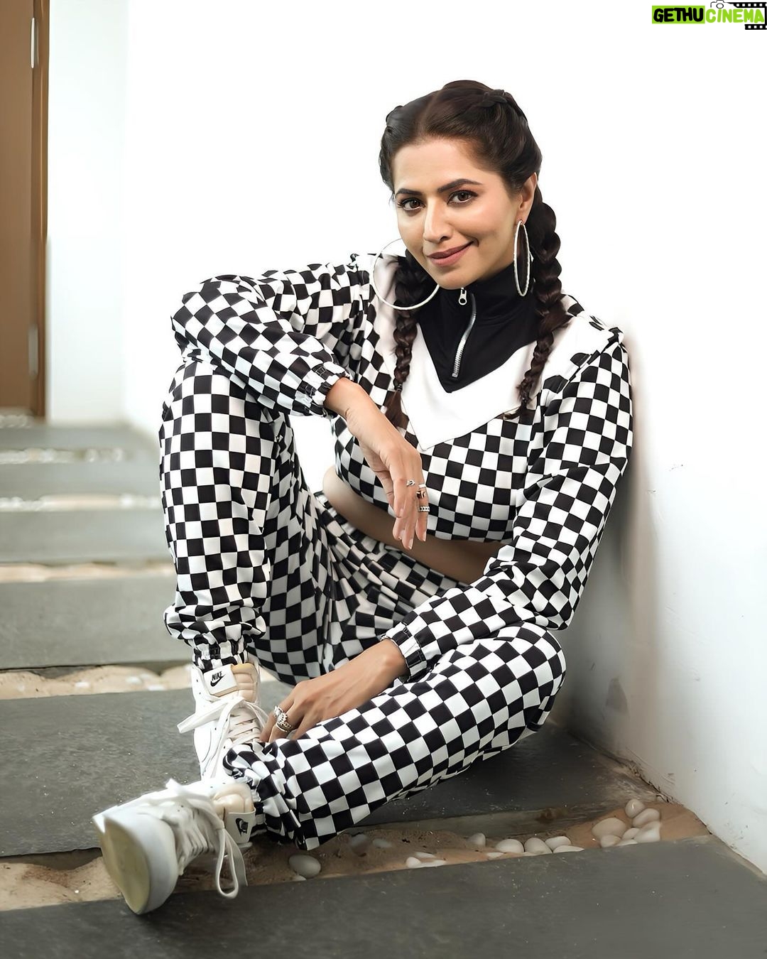 Ridheema Tiwari - 22.7K Likes - Mast mei Rehne ka 🙌
Stylist : @instylewithaditi
Outfit : @bereziasm
Jewellery : @the_jewel_gallery
📸 : @kunal_mohite_photography
💄: @shivani_makeup_and_hairstylist
Hair : @makeuphair_by_surekhas
Location : @blanco_bandra
#weekendmood #eotd #ridhiematiwari #explore #indianactor