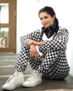 Ridheema Tiwari Instagram - Mast mei Rehne ka 🙌

Stylist : @instylewithaditi 
Outfit : @bereziasm 
Jewellery :  @the_jewel_gallery 
📸 : @kunal_mohite_photography 
💄: @shivani_makeup_and_hairstylist 
Hair : @makeuphair_by_surekhas 
Location : @blanco_bandra 

#weekendmood #eotd #ridhiematiwari #explore #indianactor