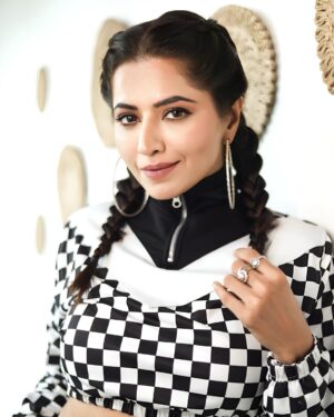 Ridheema Tiwari Instagram - Mast mei Rehne ka 🙌

Stylist : @instylewithaditi 
Outfit : @bereziasm 
Jewellery :  @the_jewel_gallery 
📸 : @kunal_mohite_photography 
💄: @shivani_makeup_and_hairstylist 
Hair : @makeuphair_by_surekhas 
Location : @blanco_bandra 

#weekendmood #eotd #ridhiematiwari #explore #indianactor