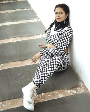 Ridheema Tiwari Instagram - Mast mei Rehne ka 🙌

Stylist : @instylewithaditi 
Outfit : @bereziasm 
Jewellery :  @the_jewel_gallery 
📸 : @kunal_mohite_photography 
💄: @shivani_makeup_and_hairstylist 
Hair : @makeuphair_by_surekhas 
Location : @blanco_bandra 

#weekendmood #eotd #ridhiematiwari #explore #indianactor