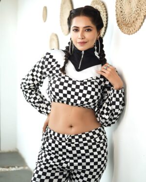 Ridheema Tiwari Instagram - Did you say CHECKMATE ?

Stylist : @instylewithaditi 
Outfit : @bereziasm 
Jewellery :  @the_jewel_gallery 
📸 : @kunal_mohite_photography 
💄: @shivani_makeup_and_hairstylist 
Hair : @makeuphair_by_surekhas 
Location : @blanco_bandra 

#checkmate #ridhiematiwari #ootd
