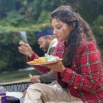 Ridheema Tiwari Instagram - Adventures are always better hand in hand @jaskaransinghgandhi Agree? Managed by : @matsya_media #thegoldentusk #neveradullmoment #couplegoals #lastweekend2023 #ridhiematiwari #jaskaransinghgandhi Barati row Fall