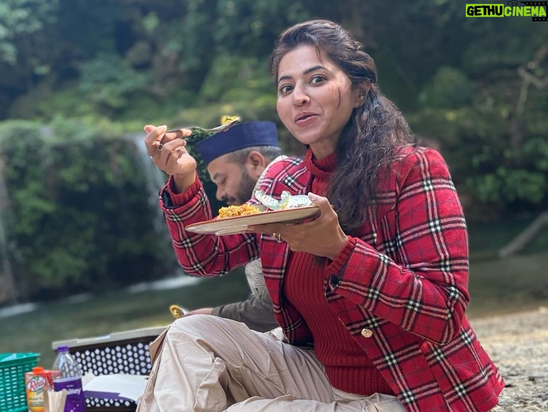 Ridheema Tiwari Instagram - Adventures are always better hand in hand @jaskaransinghgandhi Agree? Managed by : @matsya_media #thegoldentusk #neveradullmoment #couplegoals #lastweekend2023 #ridhiematiwari #jaskaransinghgandhi Barati row Fall