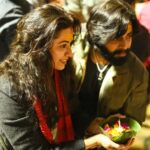 Ridheema Tiwari Instagram - Ik saar hai paani Ganga te Harmandar da Choudar da saara jhagda nahi koi andar da Ik hi rukh diaan aaps vich shaakhaawaan lad diya ne Te main har nafrat vich pyaar pataasa Gholaanga "We are all connected"🙏🏻😇❤️ Thank you for this gift @kaushik.kanak God bless you 🙌🏻 📸 @dsrp_photography ❤️ #ganga ##harkipauri #gangaaarti #haridwar #ridheimatiwari #jaskaransinghgandhi Harki Pauri Haridwar