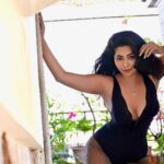 Ridheema Tiwari Instagram - More shoot experiments on MY APP 📸 Go goo check it out now!! 📸 : @khiladii_bhaiya 💛💛💛 Mumbai, Maharashtra