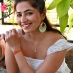 Ridheema Tiwari Instagram - जीने में आए मज़ा ? 🤔 Wearing : @cameo_store_official Princess cut Pendant : @jewelkaarvaan #happinessisabutterfly #ridhiematiwari Mumbai, Maharashtra