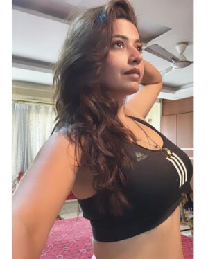 Ridheema Tiwari Instagram - Dripping in self-love and sexiness 🧿

#morningpeeps #ridhiematiwarihot