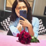 Ridhima Pandit Instagram - Cheers to the magic of New Beginnings, Messy Hair, Dirty feet, pretty flowers .. yours truly is shooting for something that she has been waiting for a very very long time.. aapki duaaon main panaah dene ke liye shukriya 🫶🏻🥹 #gratitude #magic #newbeginnings #work #happiness Pune City