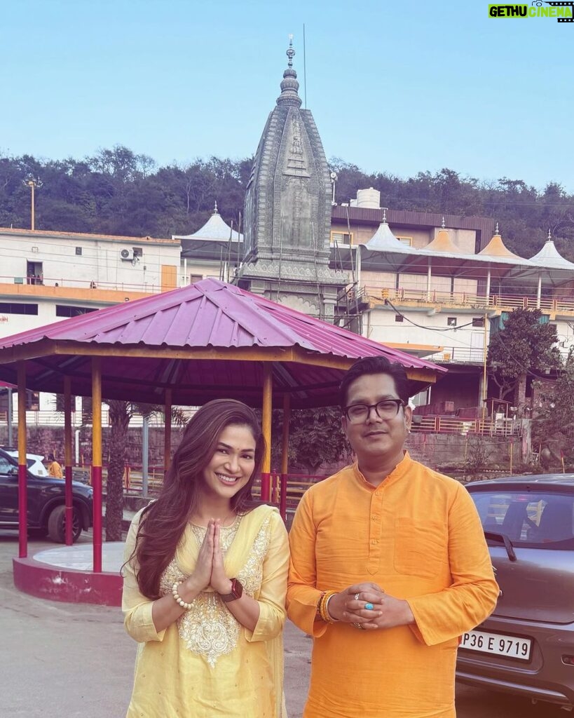 Ridhima Pandit Instagram - There are times in life you seek Divine Intervention .. I have been fortunate enough to be able to seek it through dearest @acharyavinodkumar ji 🙏.. Thankyou for helping me get blessings from Devi Maa by guiding me. You have truly been God sent 🙏