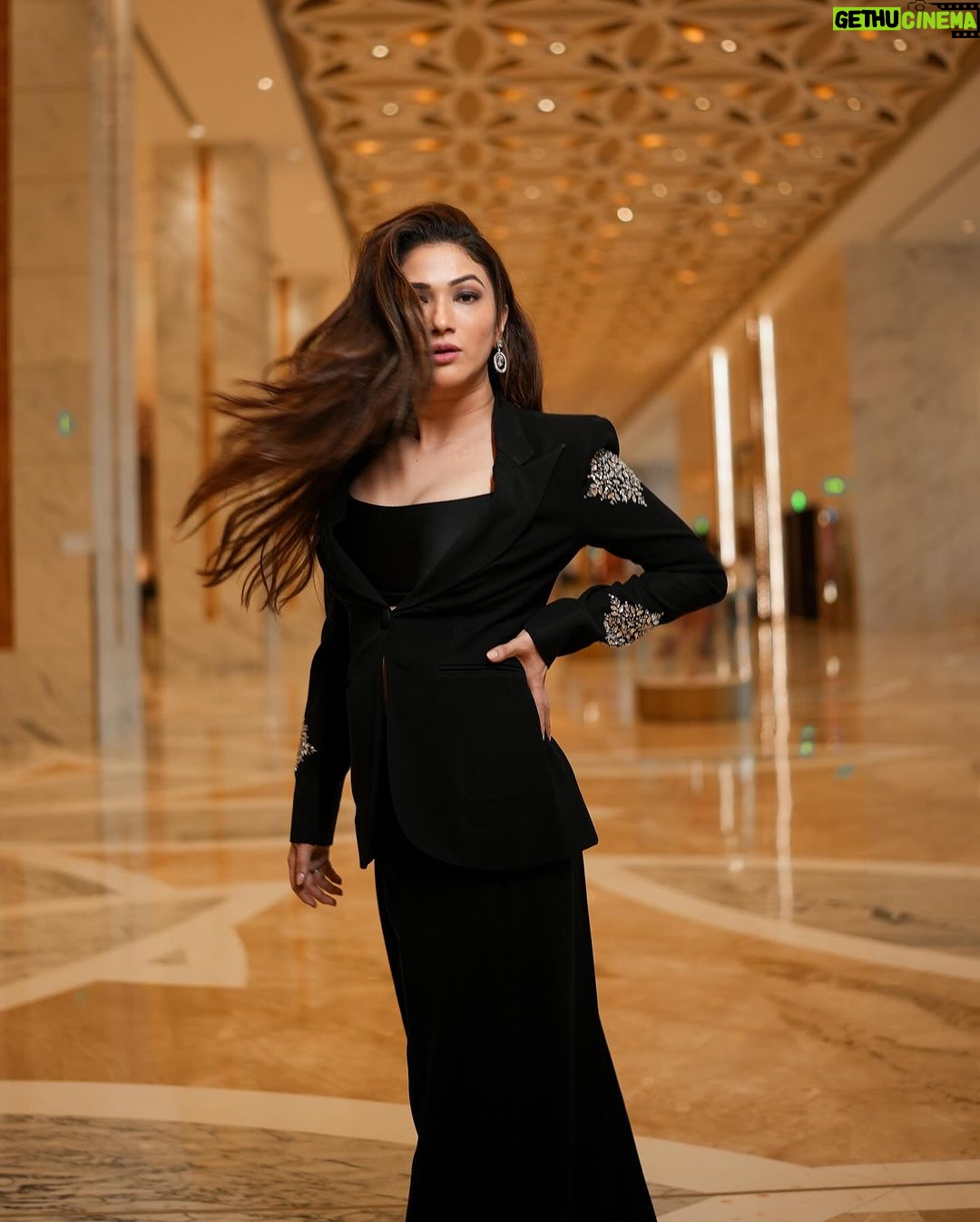 Ridhima Pandit Instagram - Channeling timeless elegance in sleek black attire. . . Wearing @worldofasra Styled by @styled_bytan P.R (outfit) @tandigital5 Jewels by @notandas_jewellers HMU @makeupbybablu Shot by @shootwithshakir Managed by @nabeelsdalvi