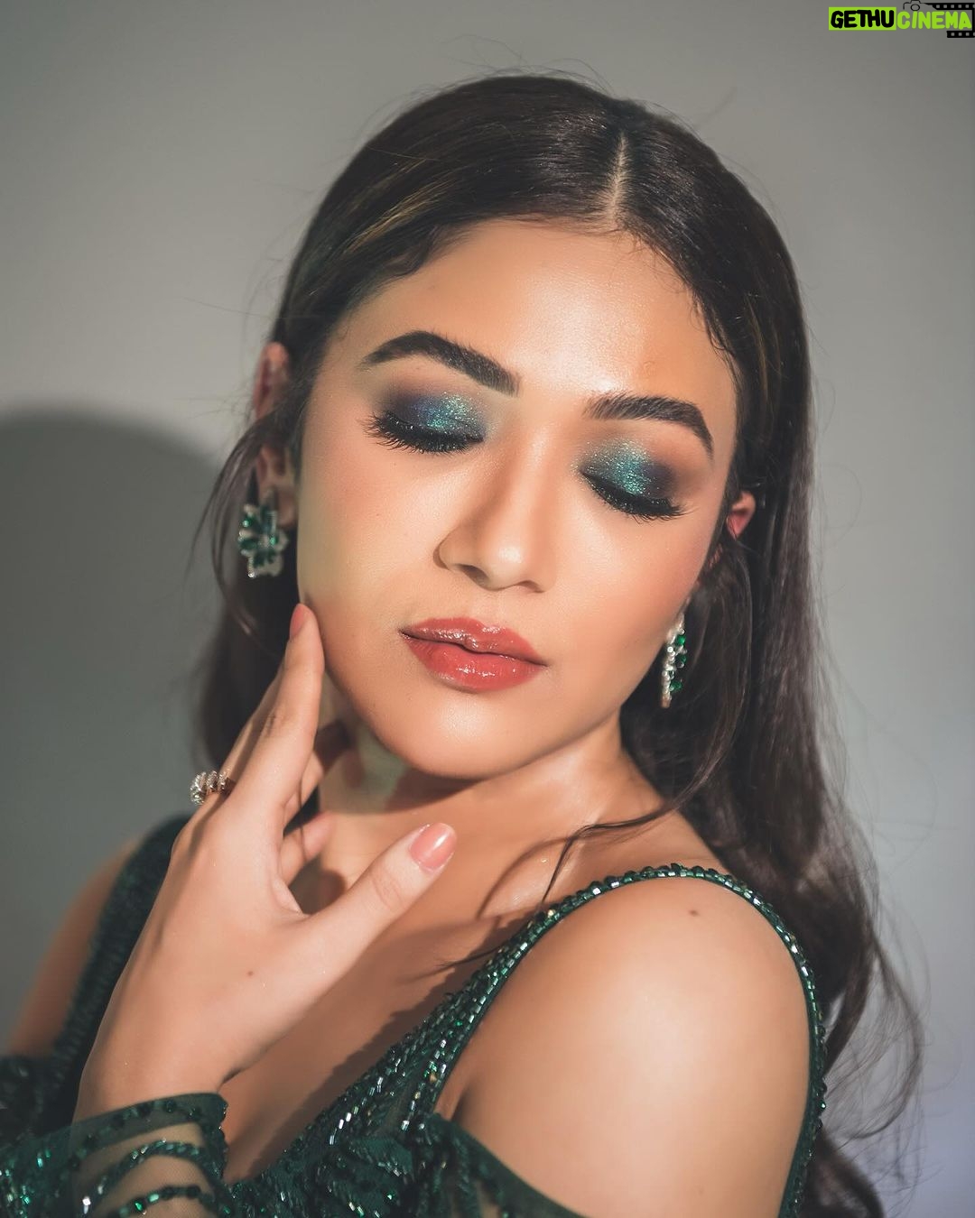 Ridhima Pandit Instagram - Emerald Paradise π . . . . Outfit: @chicandholland Jewellery: @mozaati Styled by: @nidasshah @muskaanmatta Assisted by: @_kashish20_ Hair by: @amuthevar .. ποΈ: @olens.india Makeup by : @makeupbyrishabk Lensed by: @rishabhkphotography Managed by: @oceanmediapr