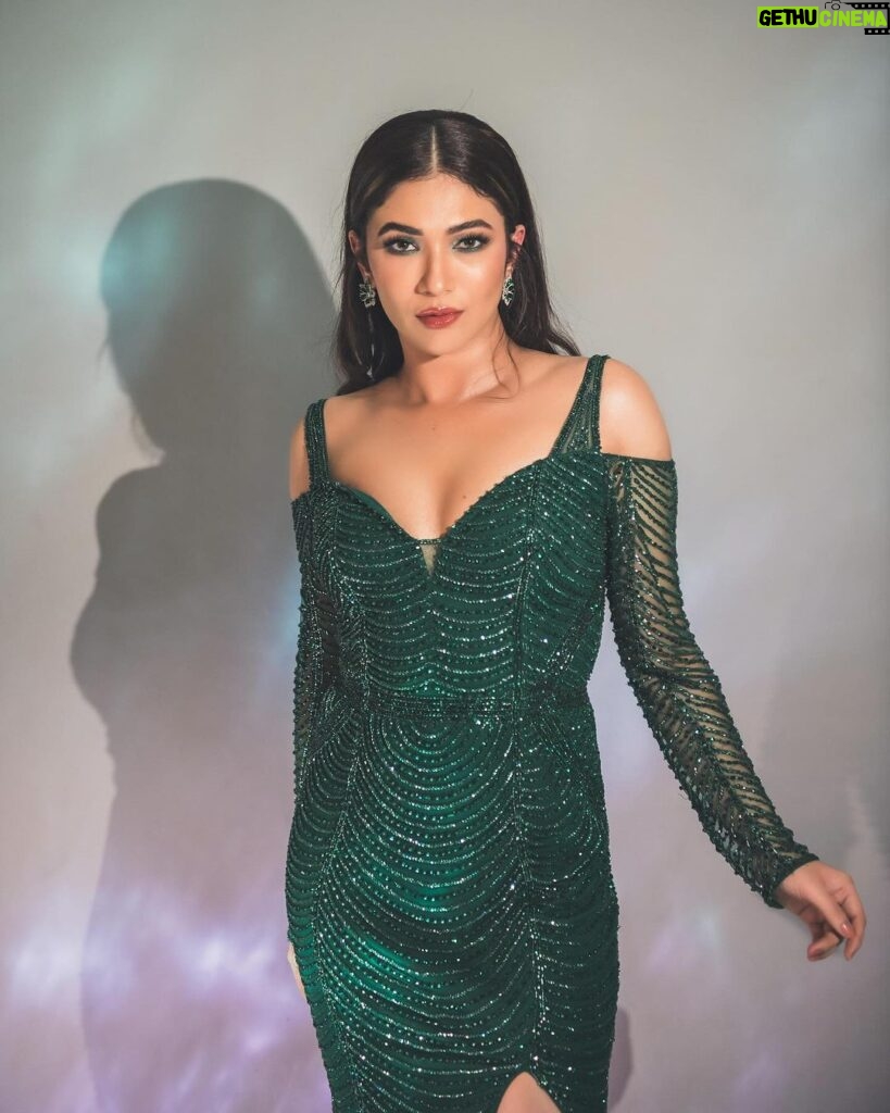 Ridhima Pandit Instagram - Emerald Paradise 💚 . . . . Outfit: @chicandholland Jewellery: @mozaati Styled by: @nidasshah @muskaanmatta Assisted by: @_kashish20_ Hair by: @amuthevar .. 👁️: @olens.india Makeup by : @makeupbyrishabk Lensed by: @rishabhkphotography Managed by: @oceanmediapr