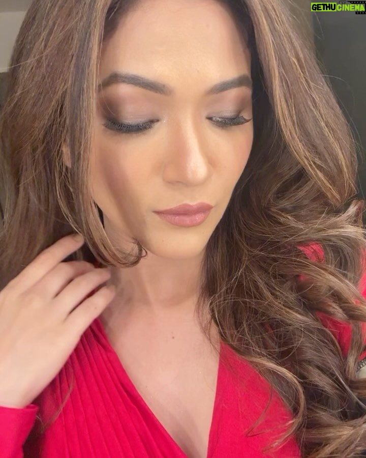 Ridhima Pandit Instagram - Stepping into passion, one pleat at a time #redismycolour . . . Outfit by @anshikatakofficial Jewellery by @rubans.in @oakpinionpr Styled by @shrushti_216 . .