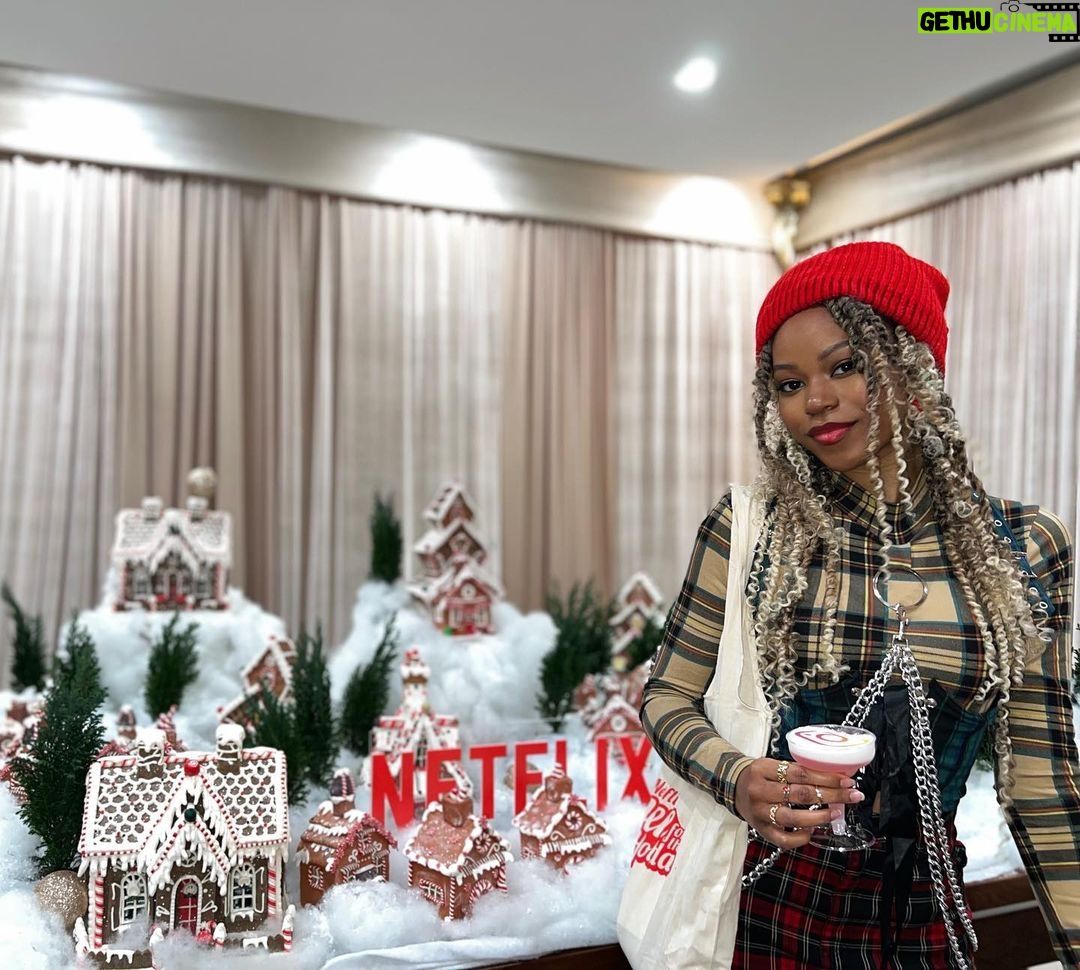 Riele Downs Instagram - this time last year :) jack frost was in fact nipping at my nose #merrychristmas ♥️🎄🎅